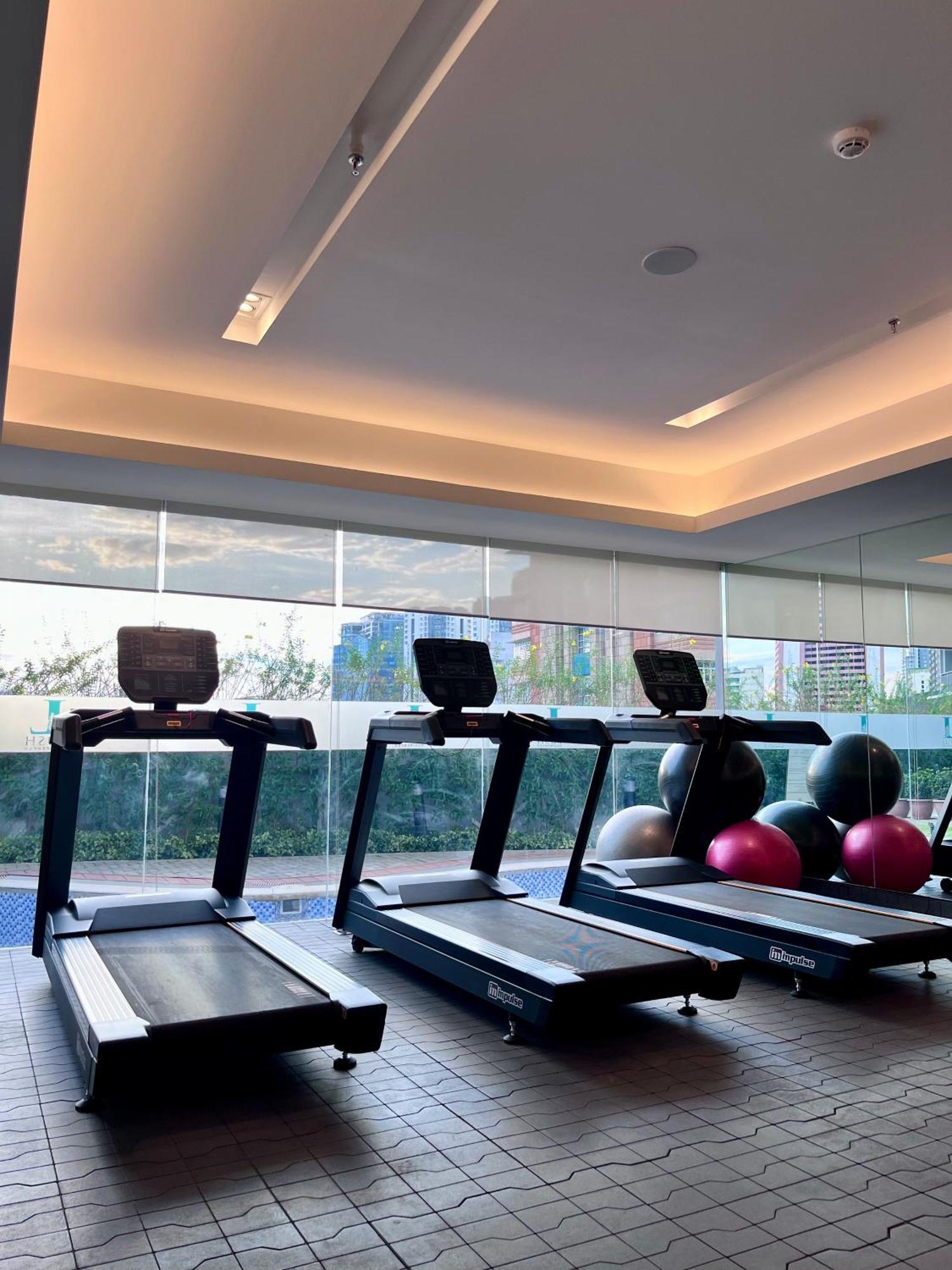 Apartment Deluxe Executive Corner Unit In Makati *
