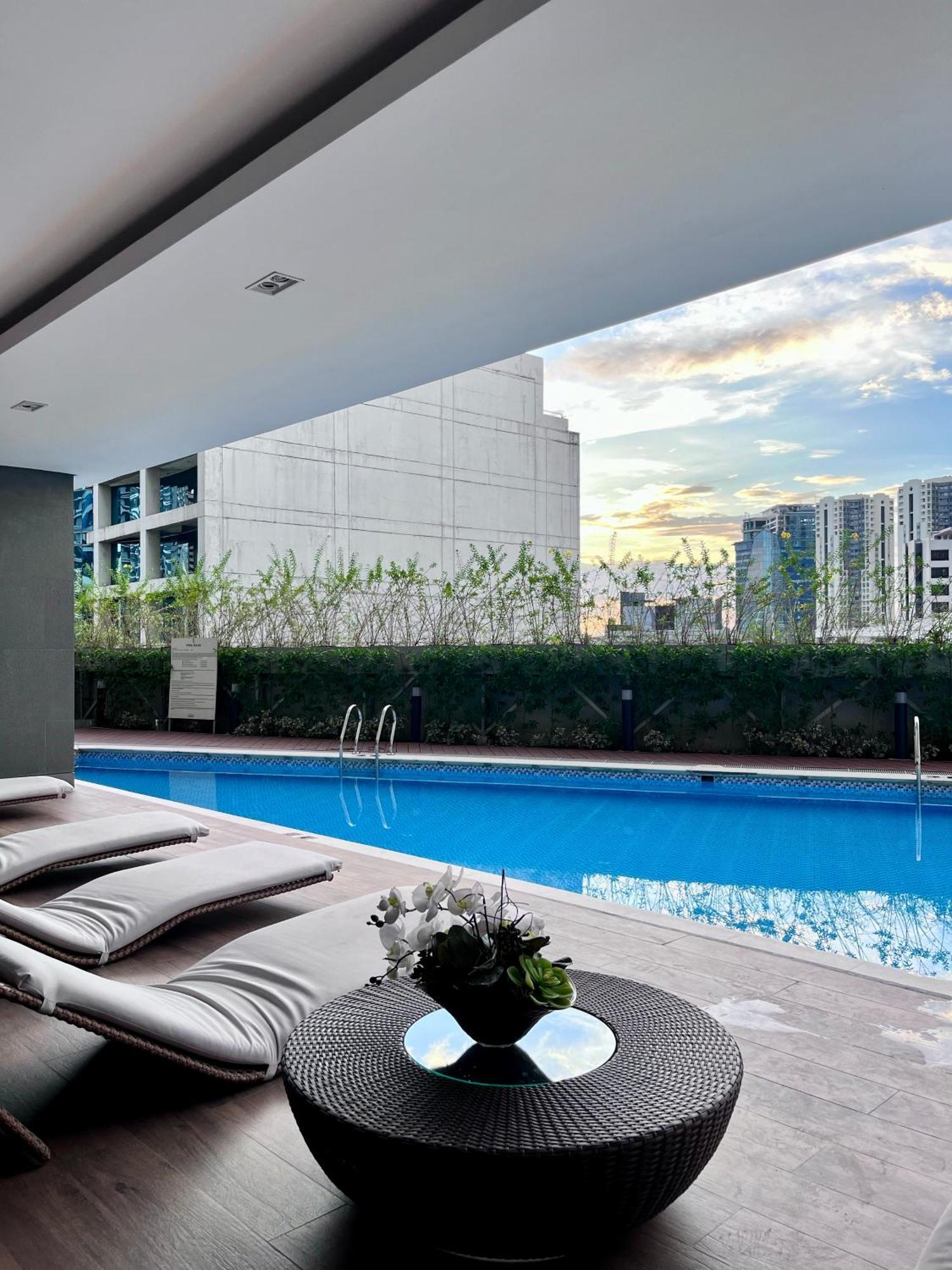 Deluxe Executive Corner Unit In Makati Apartment
