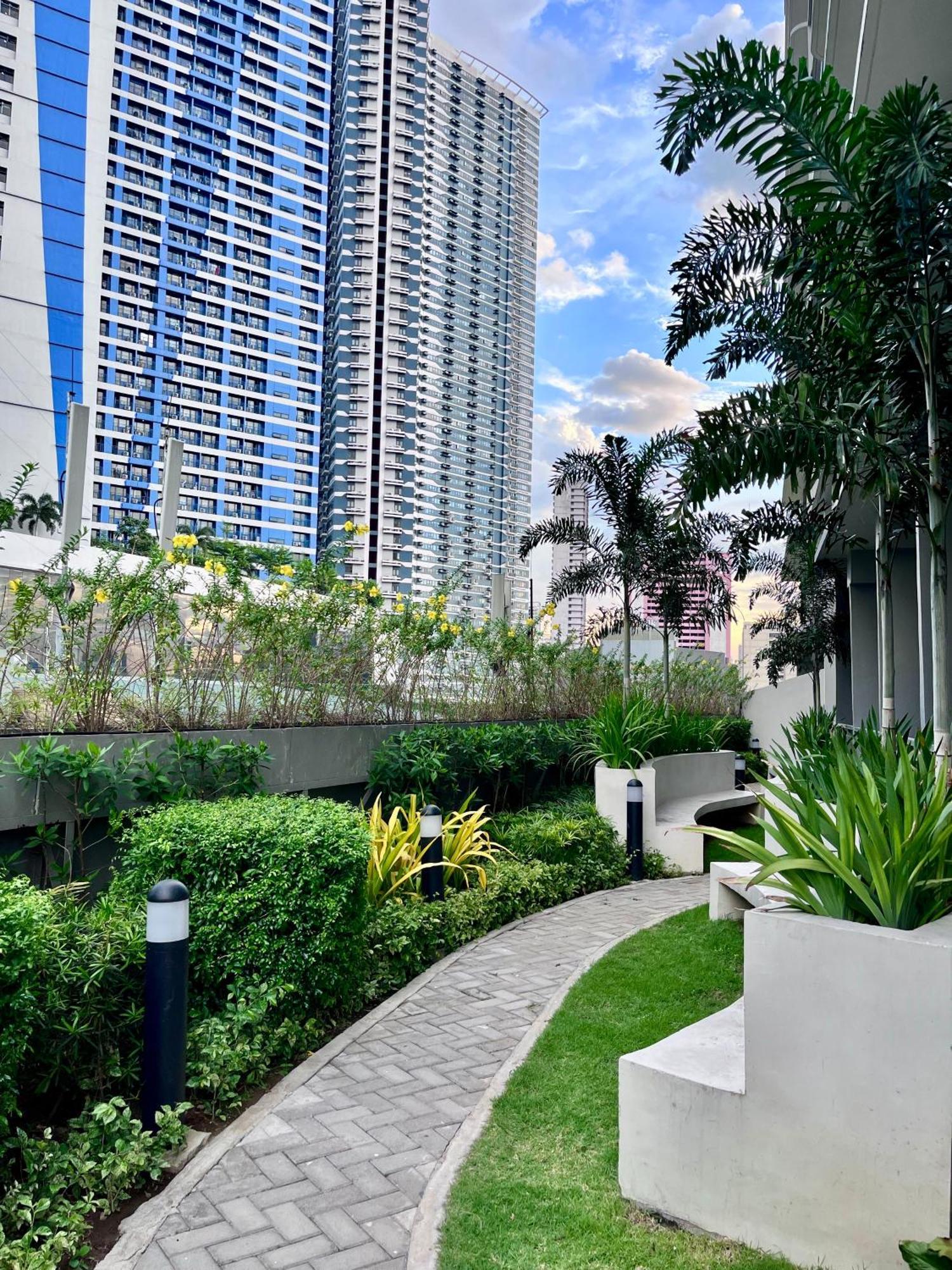 Deluxe Executive Corner Unit In Makati Apartment *