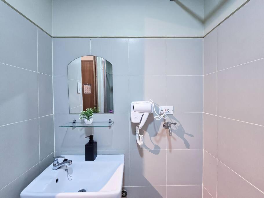 Apartment 1br Unit Condotel W Balcony Fame Residences -fm29 Manila
