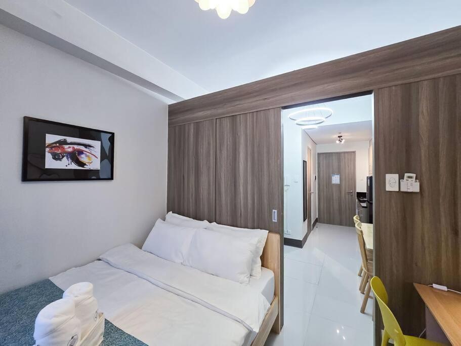 1br Unit Condotel W Balcony Fame Residences -fm29 * Manila