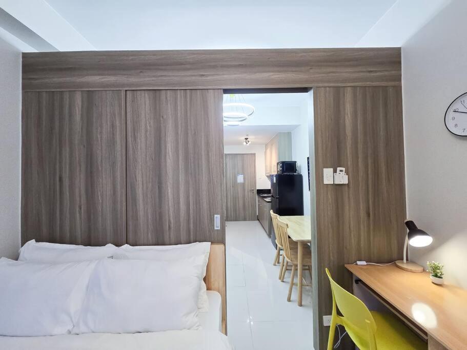 Apartment 1br Unit Condotel W Balcony Fame Residences -fm29 Manila