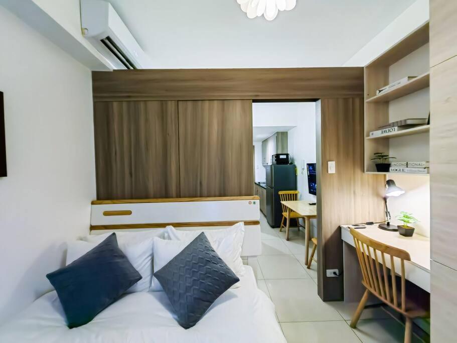 Apartment 1br Unit Condotel W Balcony Fame Residences -fm08 Manila