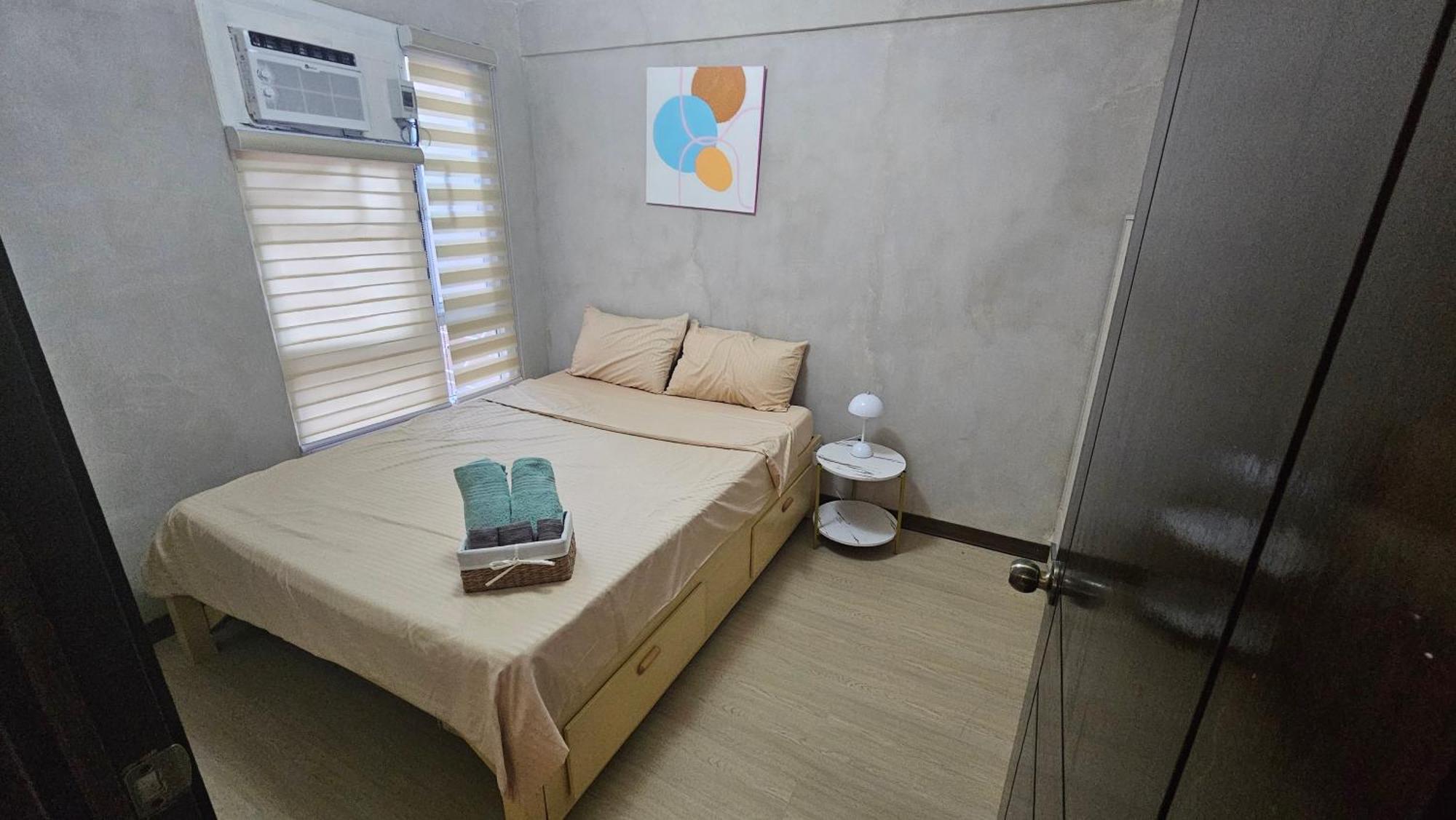 Cozy Budget-friendly 2-bedroom Condo, Near The Airport Apartment
