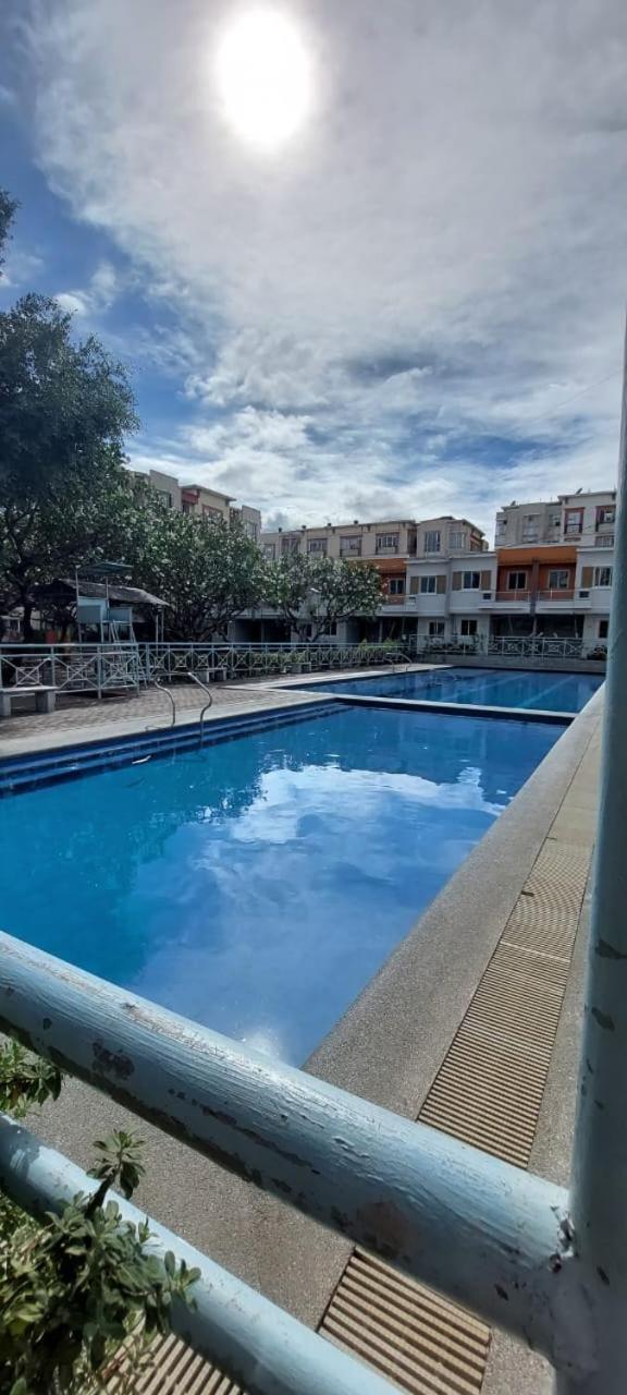 Cozy Budget-friendly 2-bedroom Condo, Near The Airport Apartment