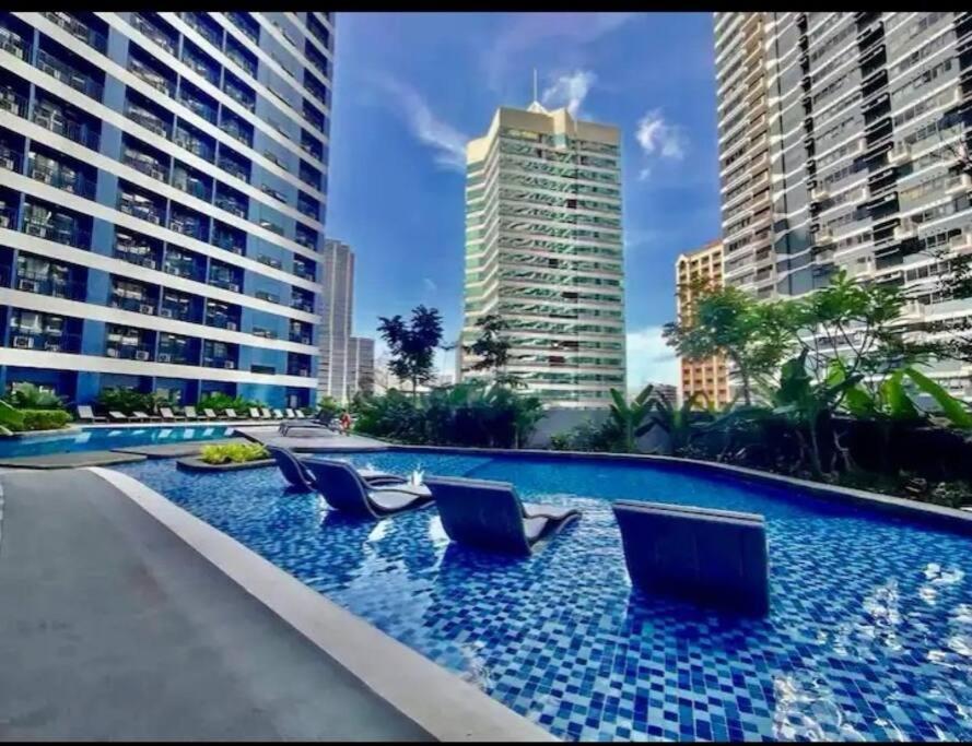 Aparthotel Air Residences - Elevate Escapes Makati, Location *