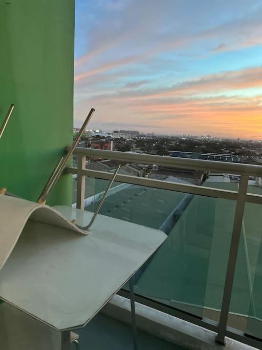 Apartment Staycation With Wave Pool At Azure Urban *
