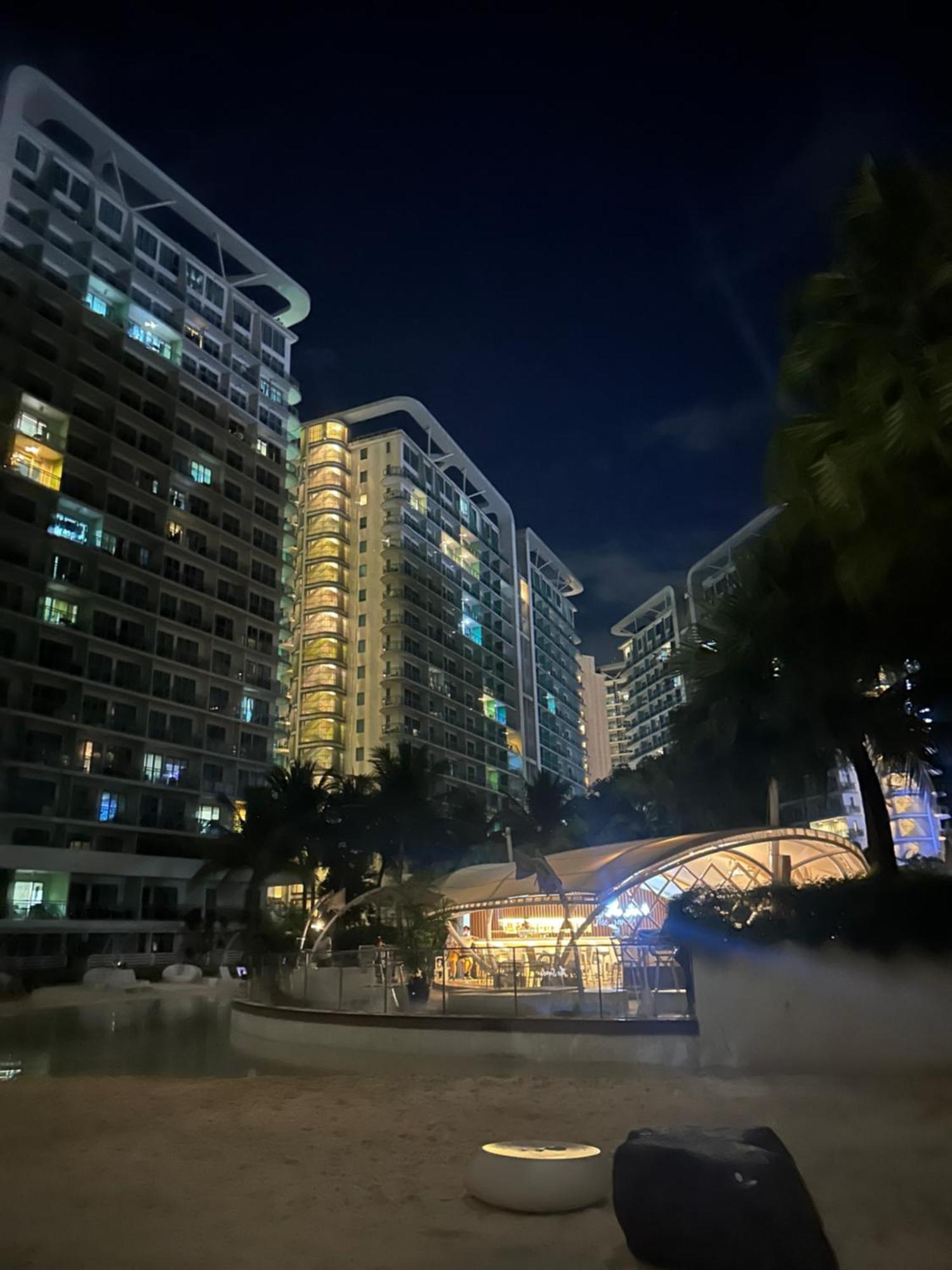 Apartment Staycation With Wave Pool At Azure Urban *