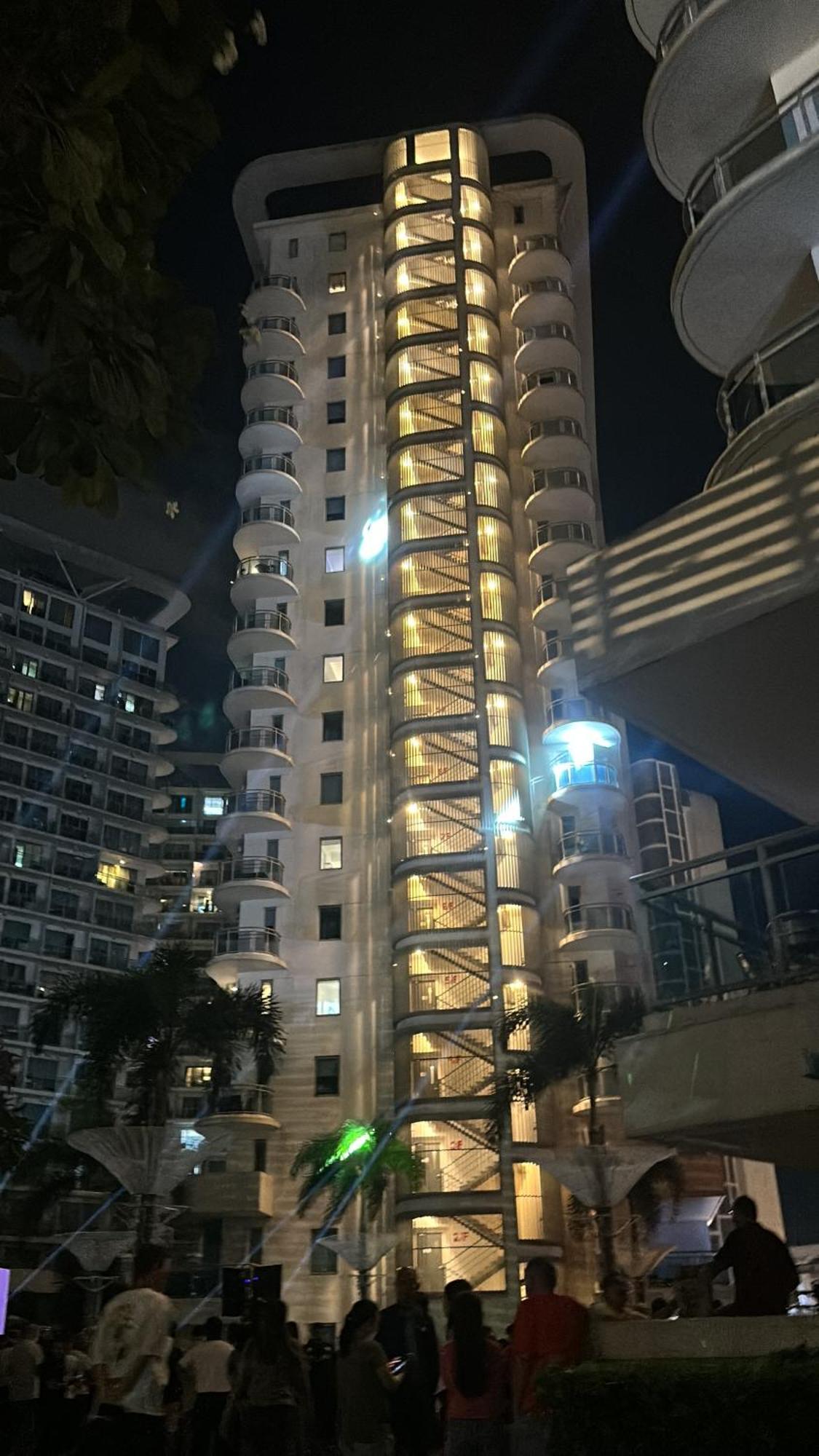 Staycation With Wave Pool At Azure Urban Apartment Manila