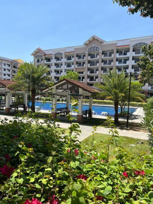 Apartment 2-bedroom With Balcony In A Setting - H Ivory