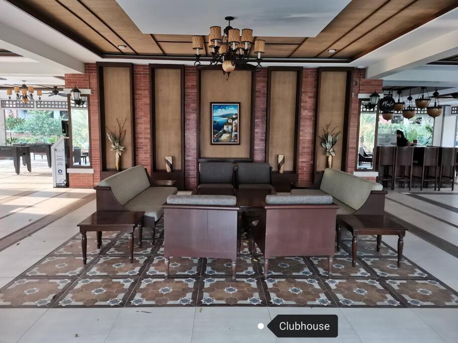 2-bedroom With Balcony In A Setting - H Ivory Apartment *