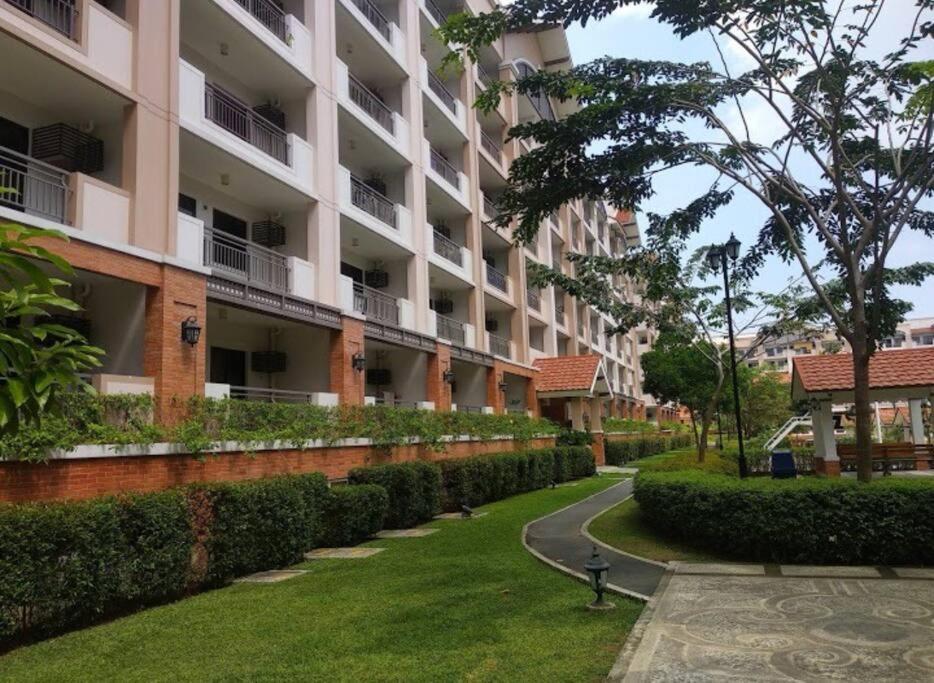 Apartment 2-bedroom With Balcony In A Setting - H Ivory *