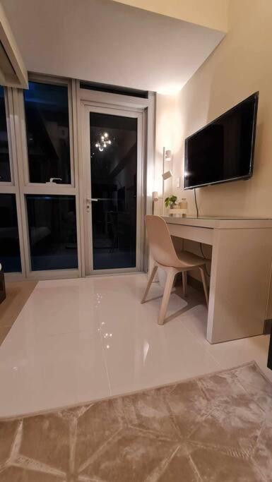 1br King, Modern Balcony, Wi-fi, Netflix, Bgc
