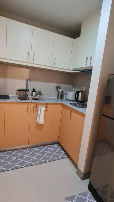 1br King, Modern Balcony, Wi-fi, Netflix, Bgc Apartment Manila