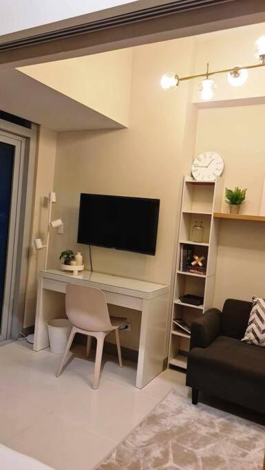 1br King, Modern Balcony, Wi-fi, Netflix, Bgc *