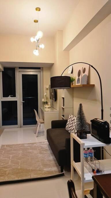 1br King, Modern Balcony, Wi-fi, Netflix, Bgc Apartment Manila