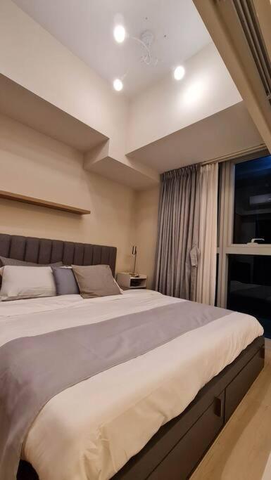 1br King, Modern Balcony, Wi-fi, Netflix, Bgc Apartment Manila