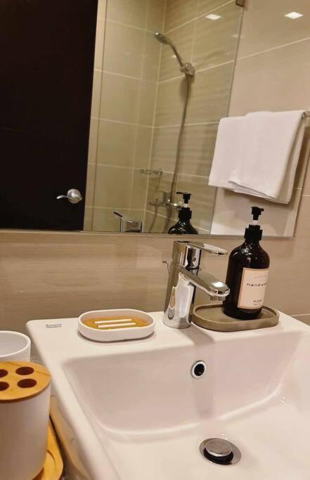 Apartment 1br King, Modern Balcony, Wi-fi, Netflix, Bgc *