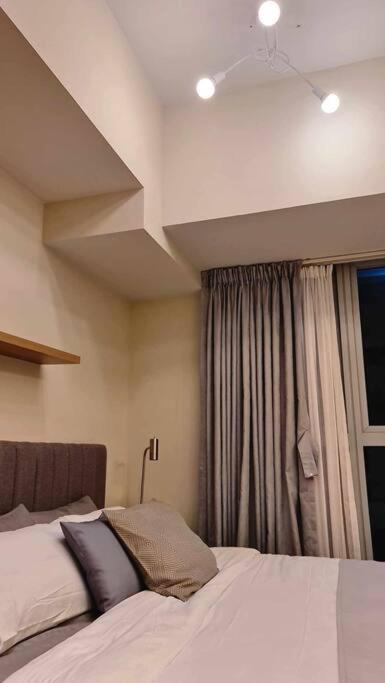 1br King, Modern Balcony, Wi-fi, Netflix, Bgc Apartment Manila