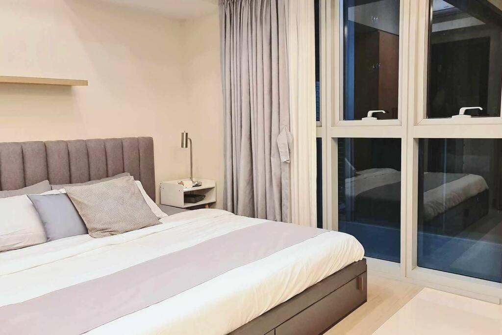 1br King, Modern Balcony, Wi-fi, Netflix, Bgc *