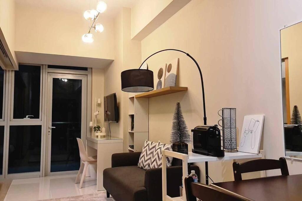 1br King, Modern Balcony, Wi-fi, Netflix, Bgc *