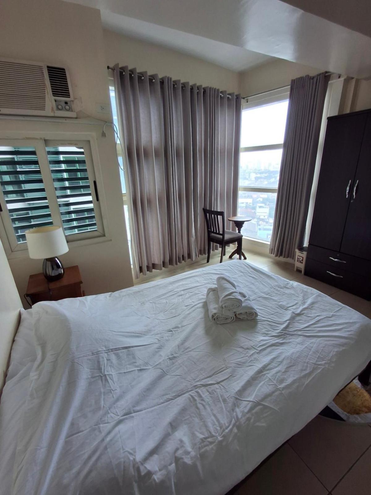 Cozy Corner Unit * Manila