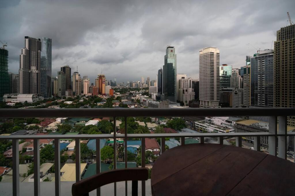 Skyline View Digital Nomad With Balcony Apartment Manila