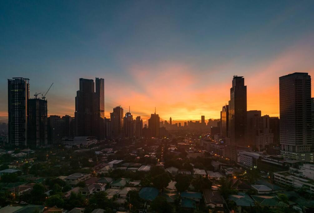 Skyline View Digital Nomad With Balcony Apartment