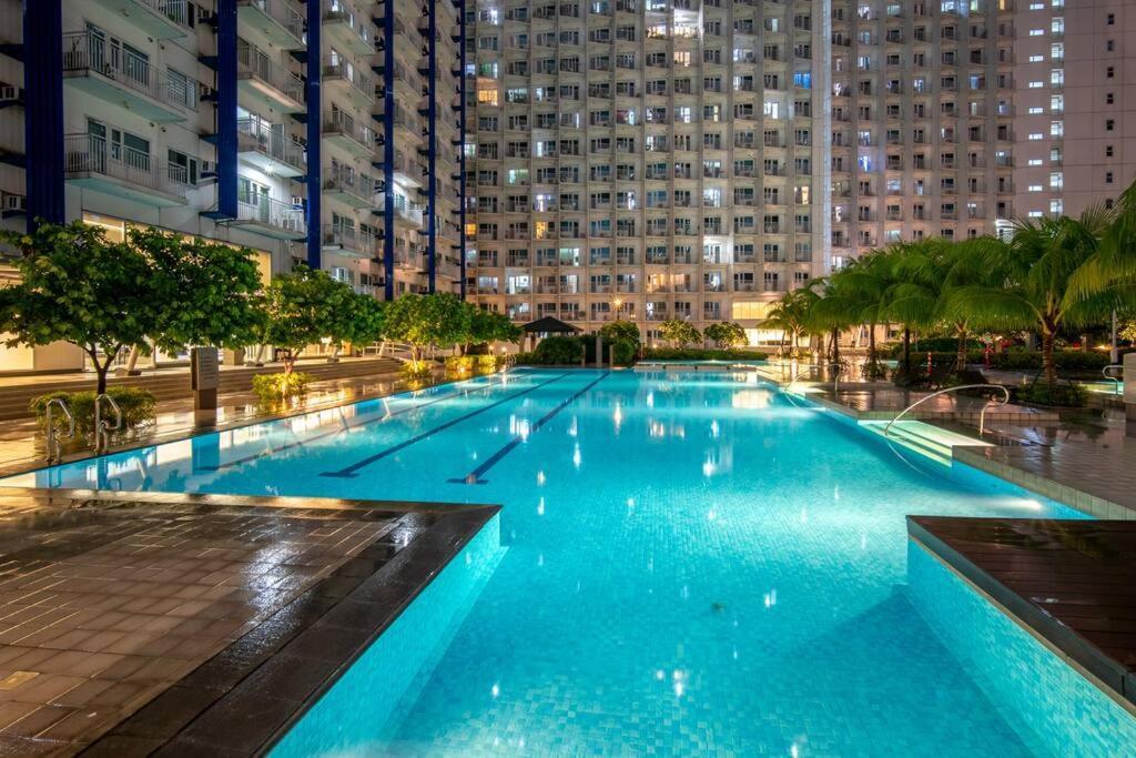 Skyline View Digital Nomad With Balcony Apartment *
