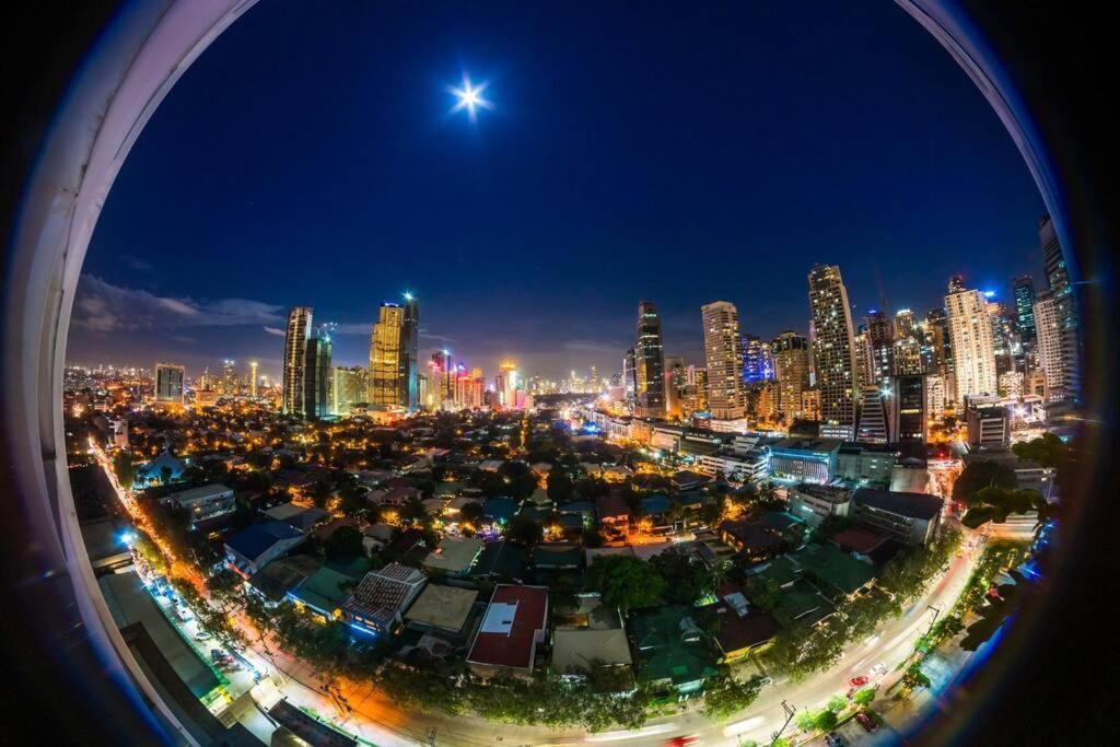 Skyline View Digital Nomad With Balcony Apartment Manila