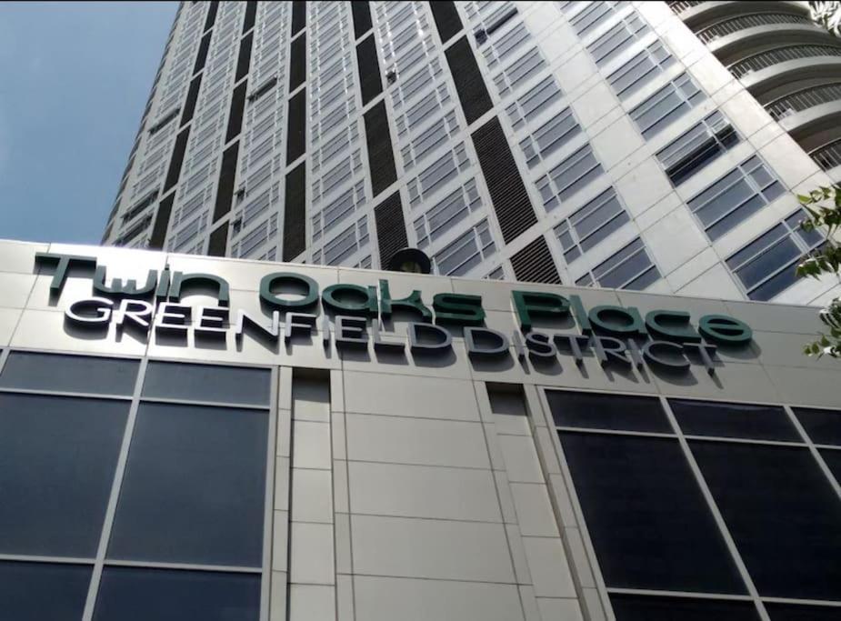 Greenfield District Shaw Blvd At Twin Oaks Place Apartment