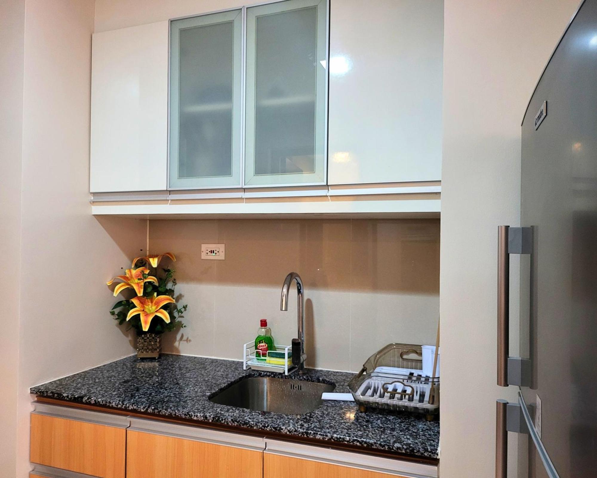 Bgc One Uptown King Bed 3 Min Walk To Malls And Restaurants