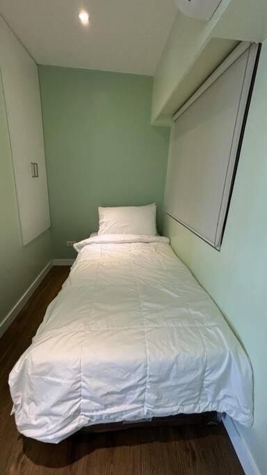 2 Bedroom Luxe Golf View Loft In Bgc Apartment