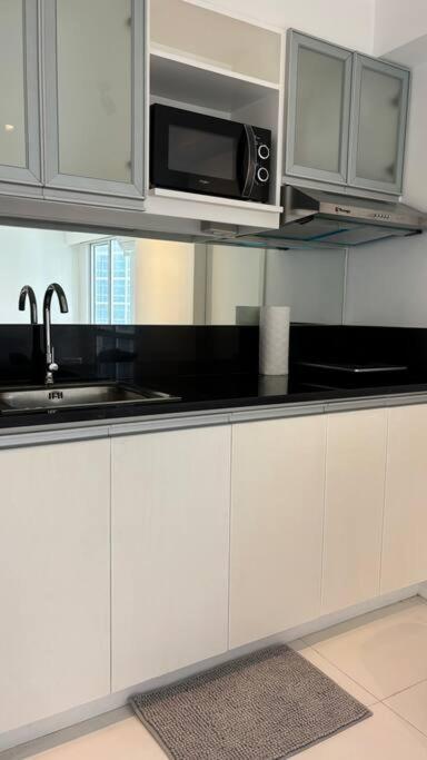 2 Bedroom Luxe Golf View Loft In Bgc Manila