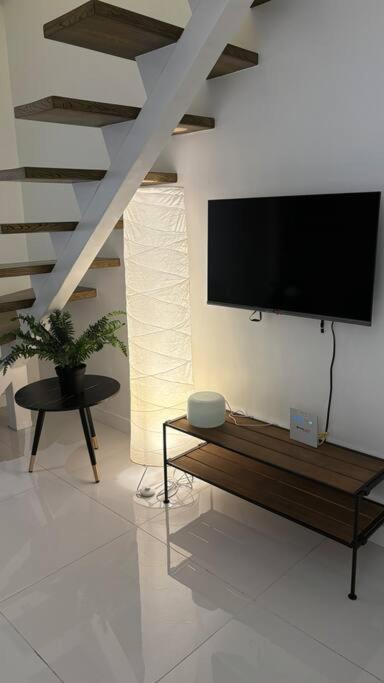 2 Bedroom Luxe Golf View Loft In Bgc Apartment