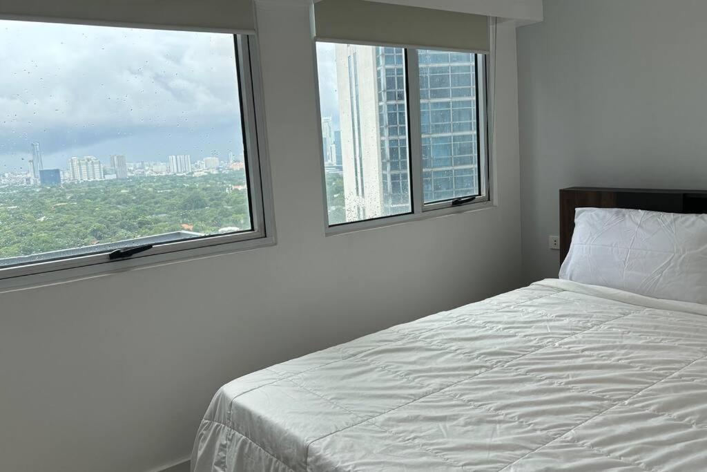 2 Bedroom Luxe Golf View Loft In Bgc Apartment Manila