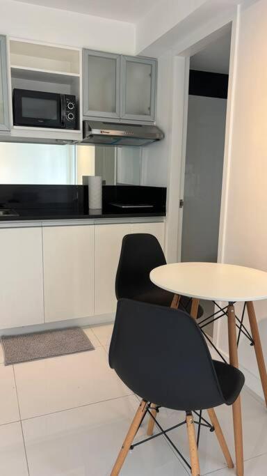 2 Bedroom Luxe Golf View Loft In Bgc Apartment
