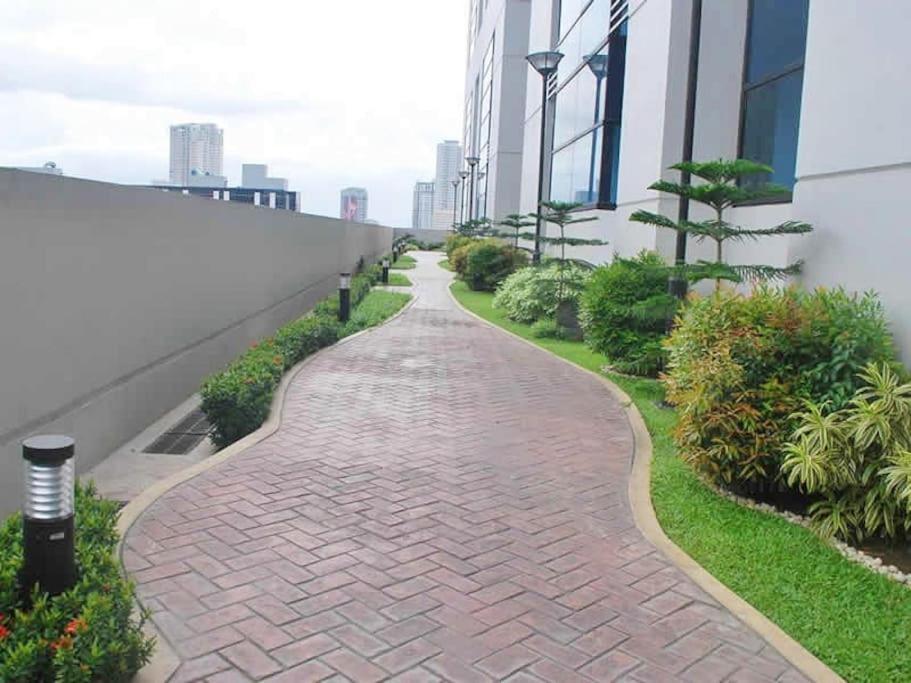 Modern 1bd Executive Suite, Netflix Wifi Pool Gym Manila