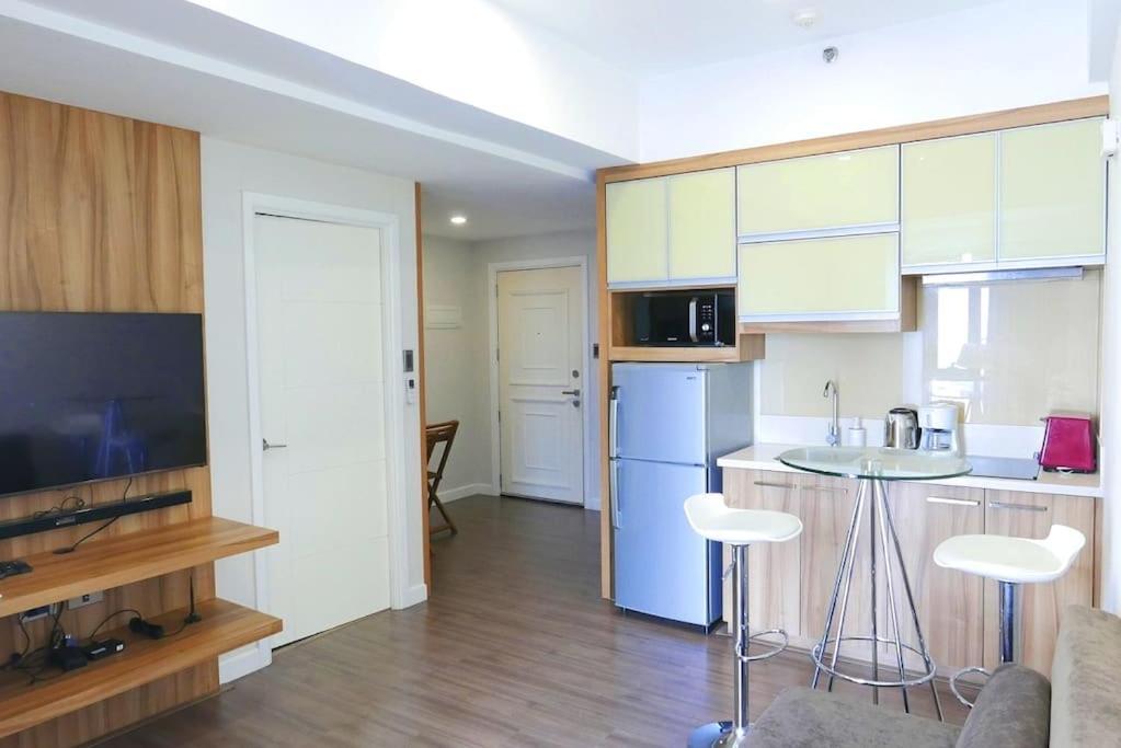 Villa Modern 1bd Executive Suite, Netflix Wifi Pool Gym Manila