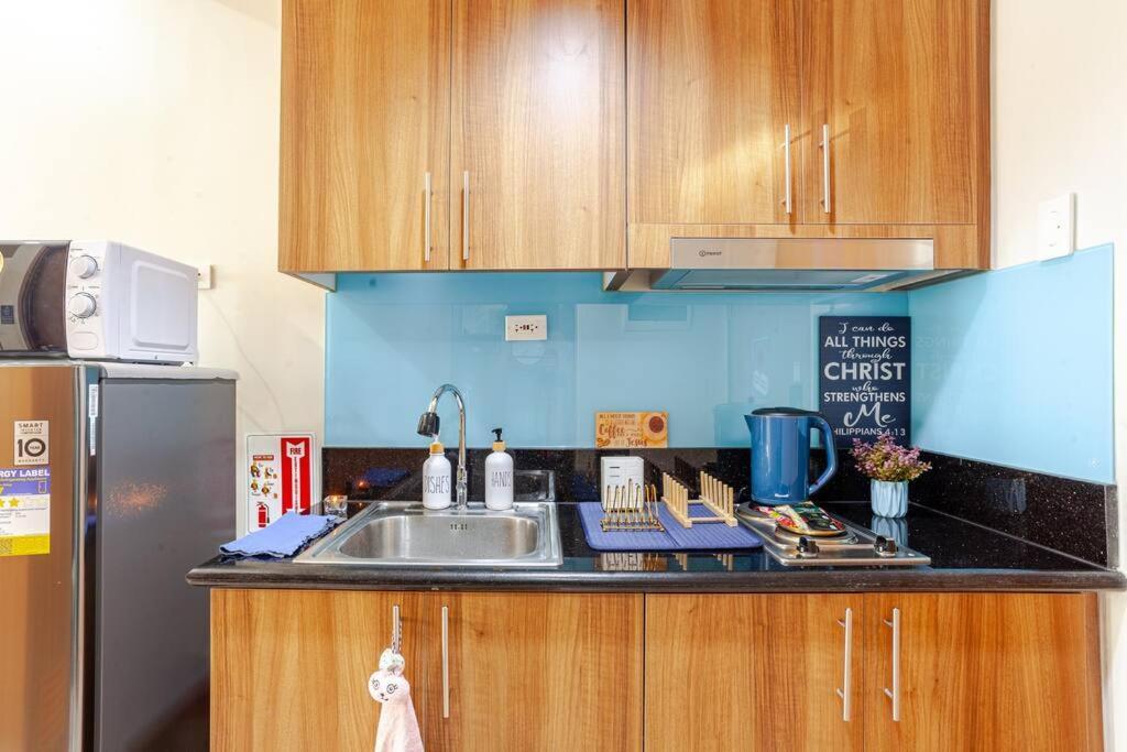 Layan-dy Shore Staycation Apartment Manila