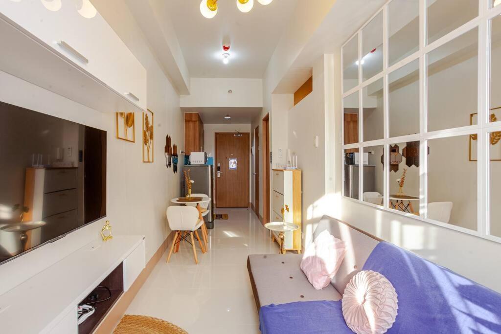 Layan-dy Shore Staycation Apartment Manila