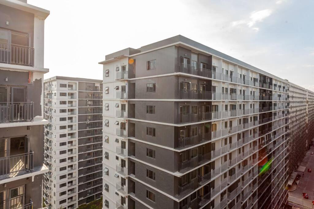 Layan-dy Shore Staycation Apartment Manila