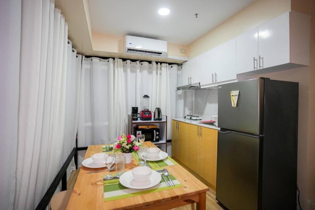 A2j Luxury Bgc 2br Loft Near High Street Taguig Apartment