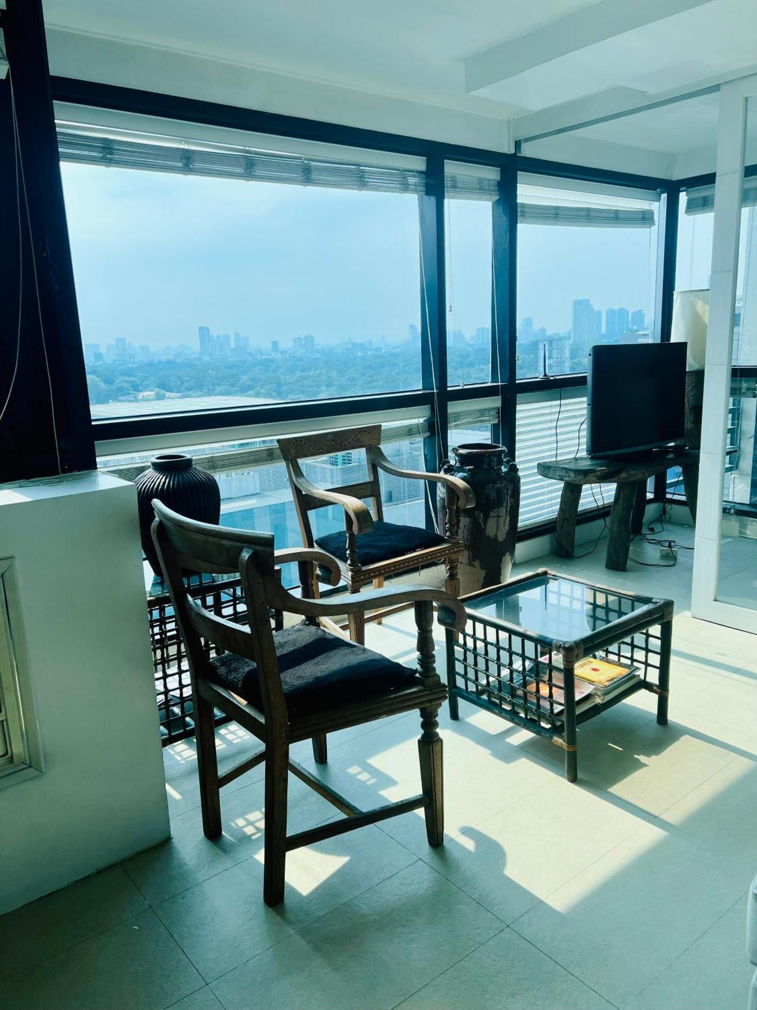 Spacious 1br Steps To Megamall Ortigas View Manila