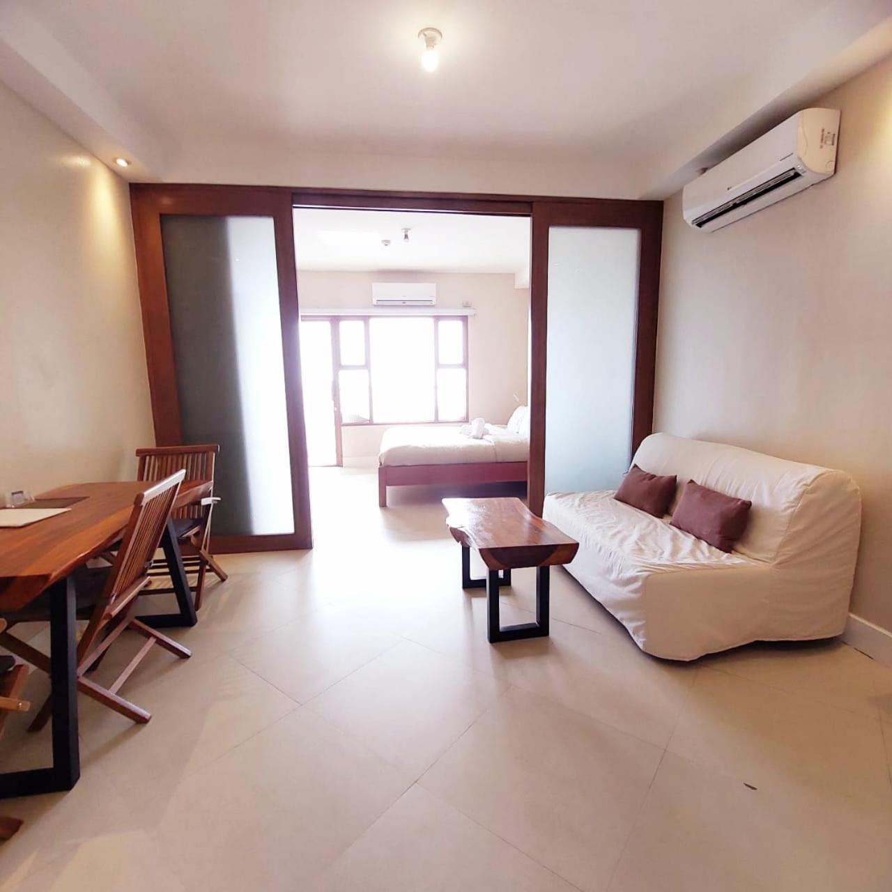 Bayview Luxury Condos: Poolside Balcony Retreats Manila