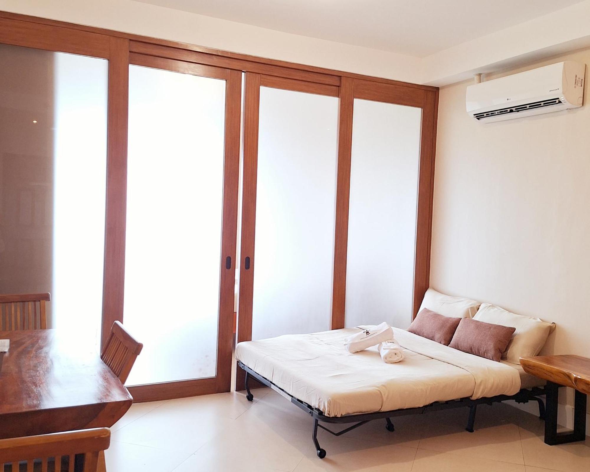 Apartment Bayview Luxury Condos: Poolside Balcony Retreats *