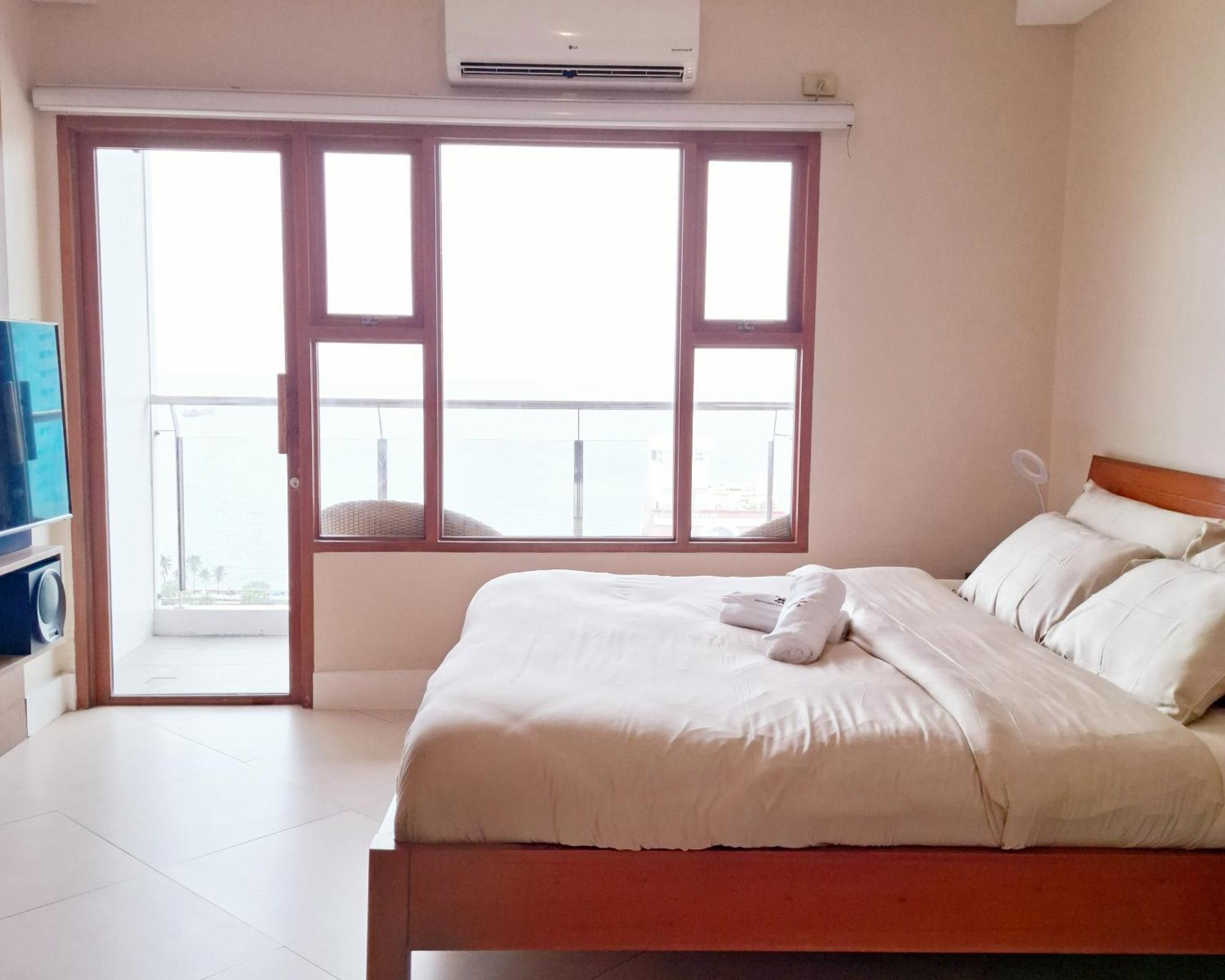 Bayview Luxury Condos: Poolside Balcony Retreats * Manila