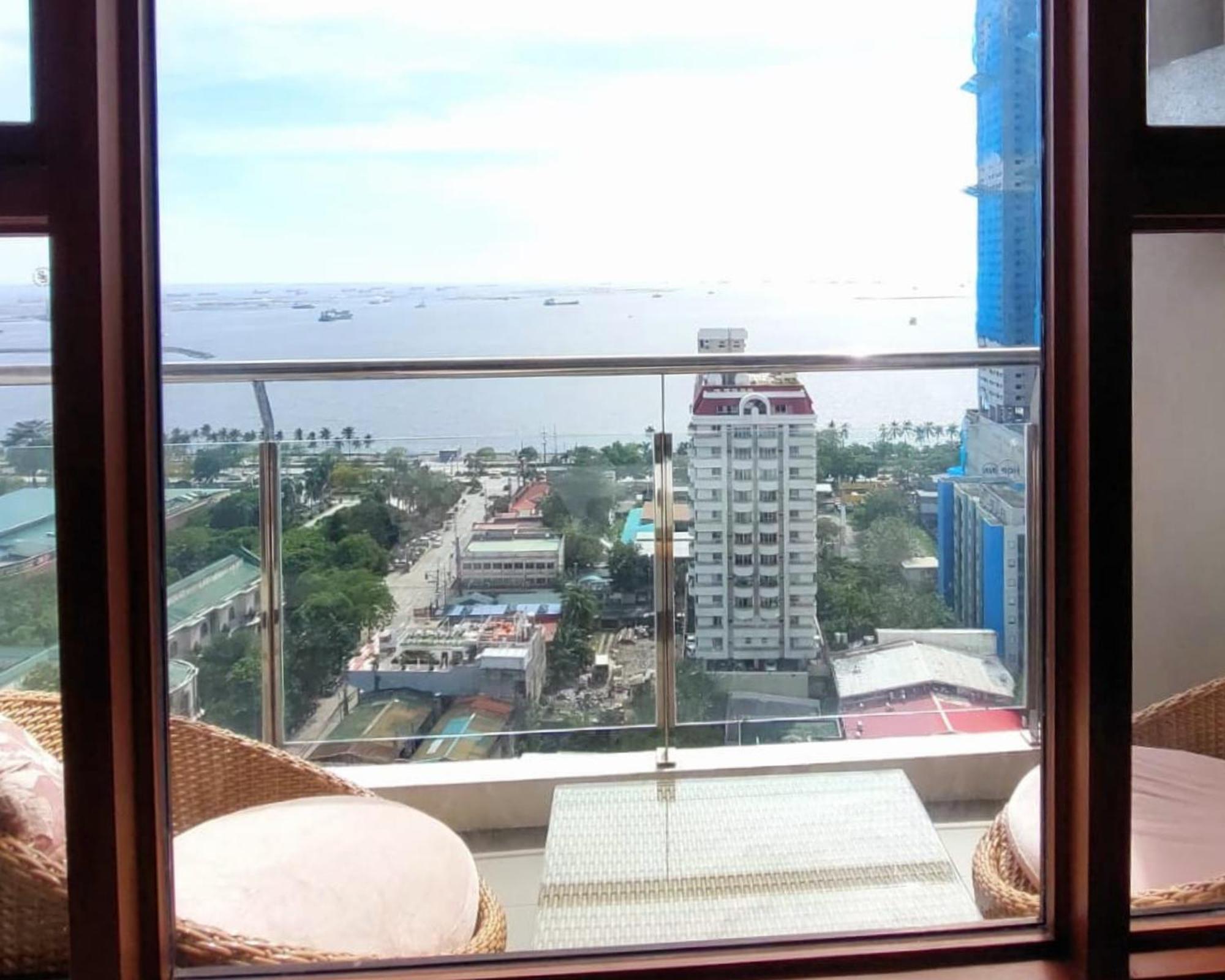Apartment Bayview Luxury Condos: Poolside Balcony Retreats