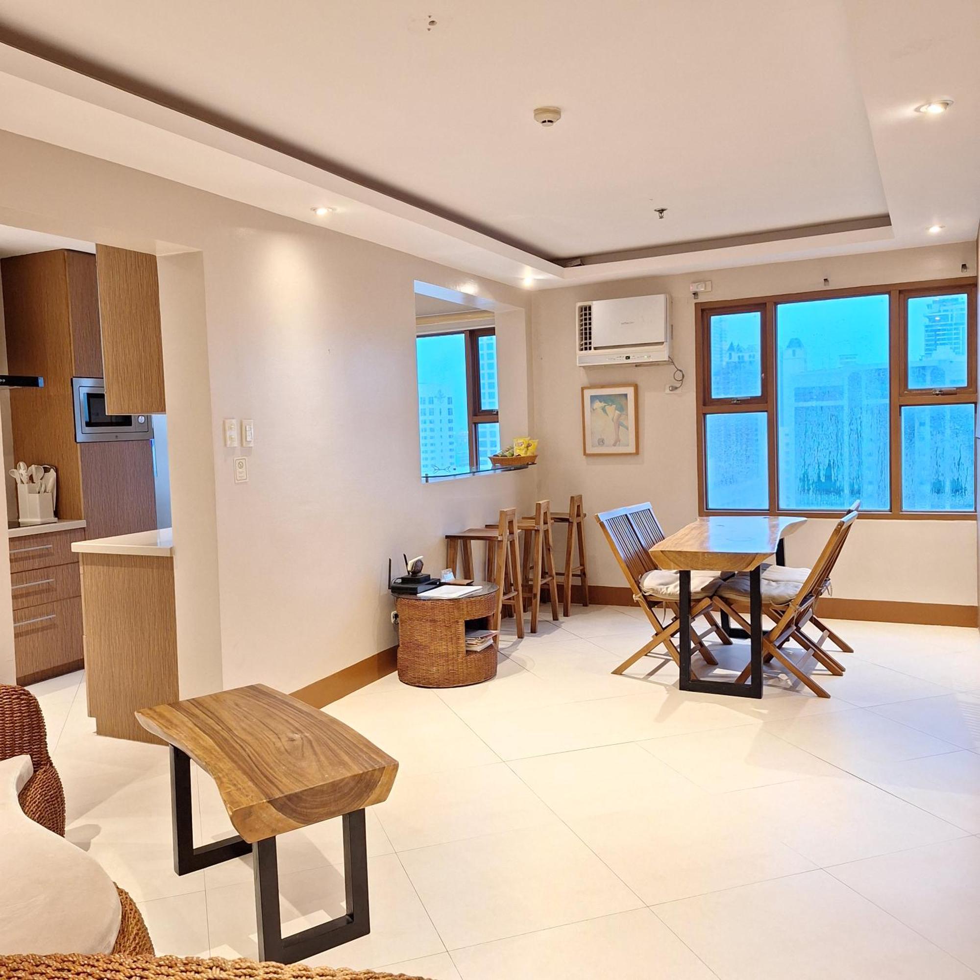 Bayview Luxury Condos: Poolside Balcony Retreats Apartment *
