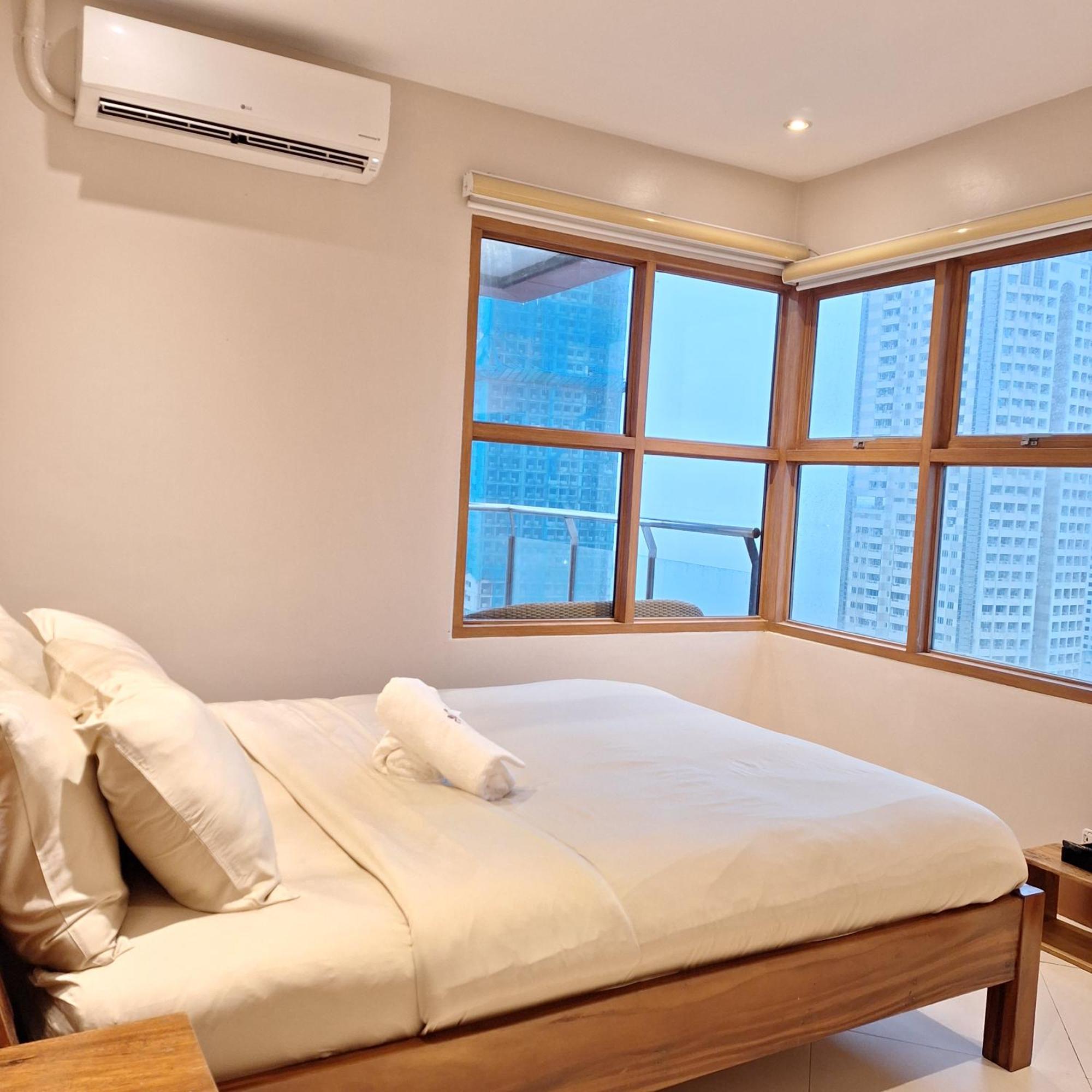 Bayview Luxury Condos: Poolside Balcony Retreats Apartment Manila